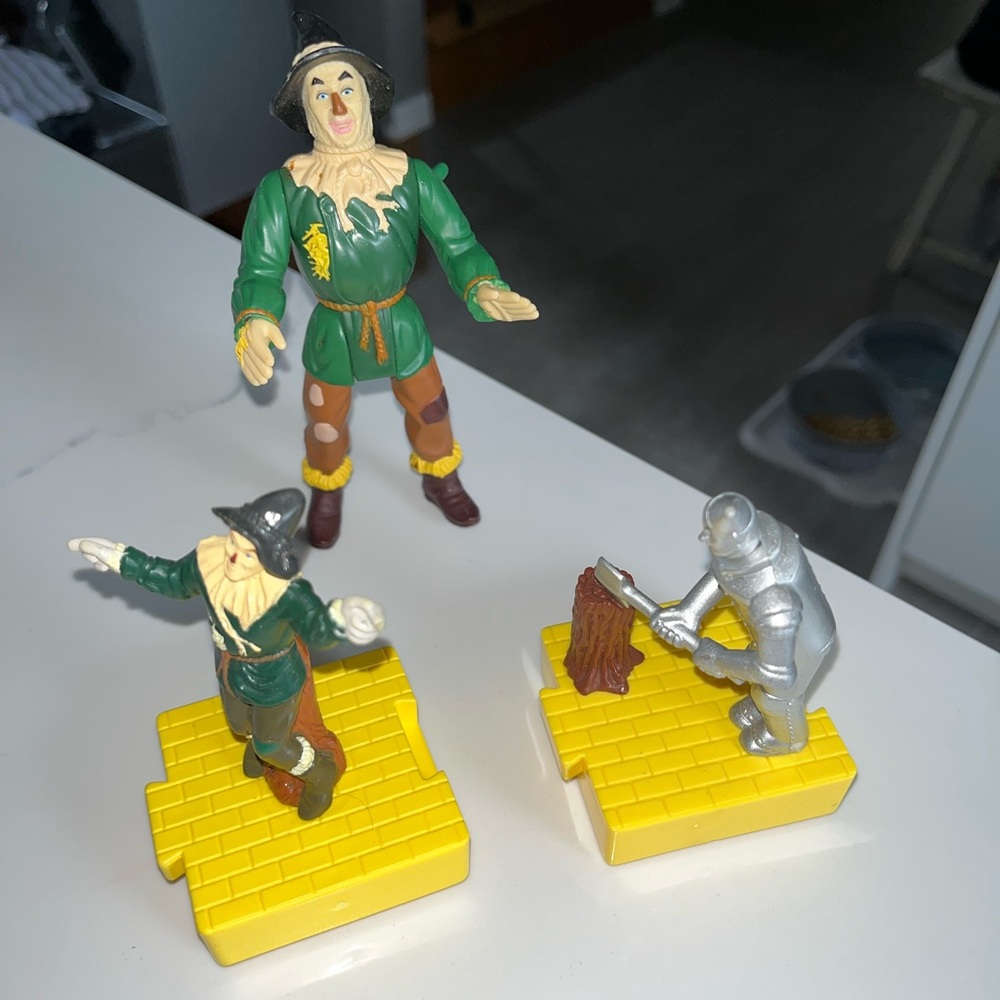 3 wizard of oz figurines. Tinman & scarecrow connect on the yellow brick road.